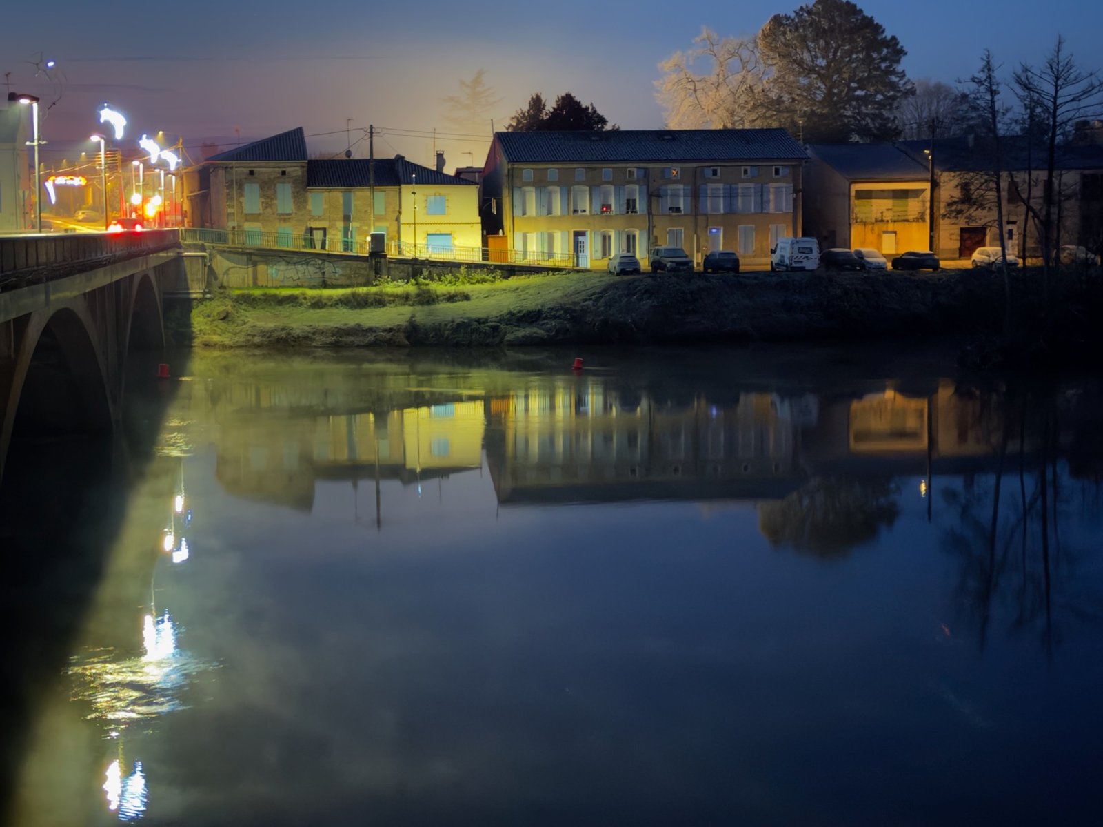 Les quais du Lot à la première lumière, lorsque la rivière a encore la couleur du métal froid.
