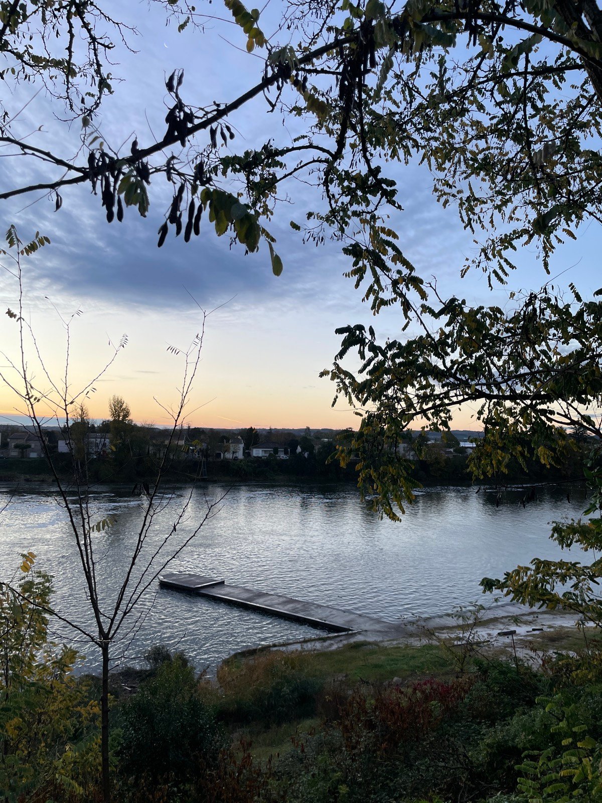 Le bourg de novembre, la lumière basse, les premiers froids.