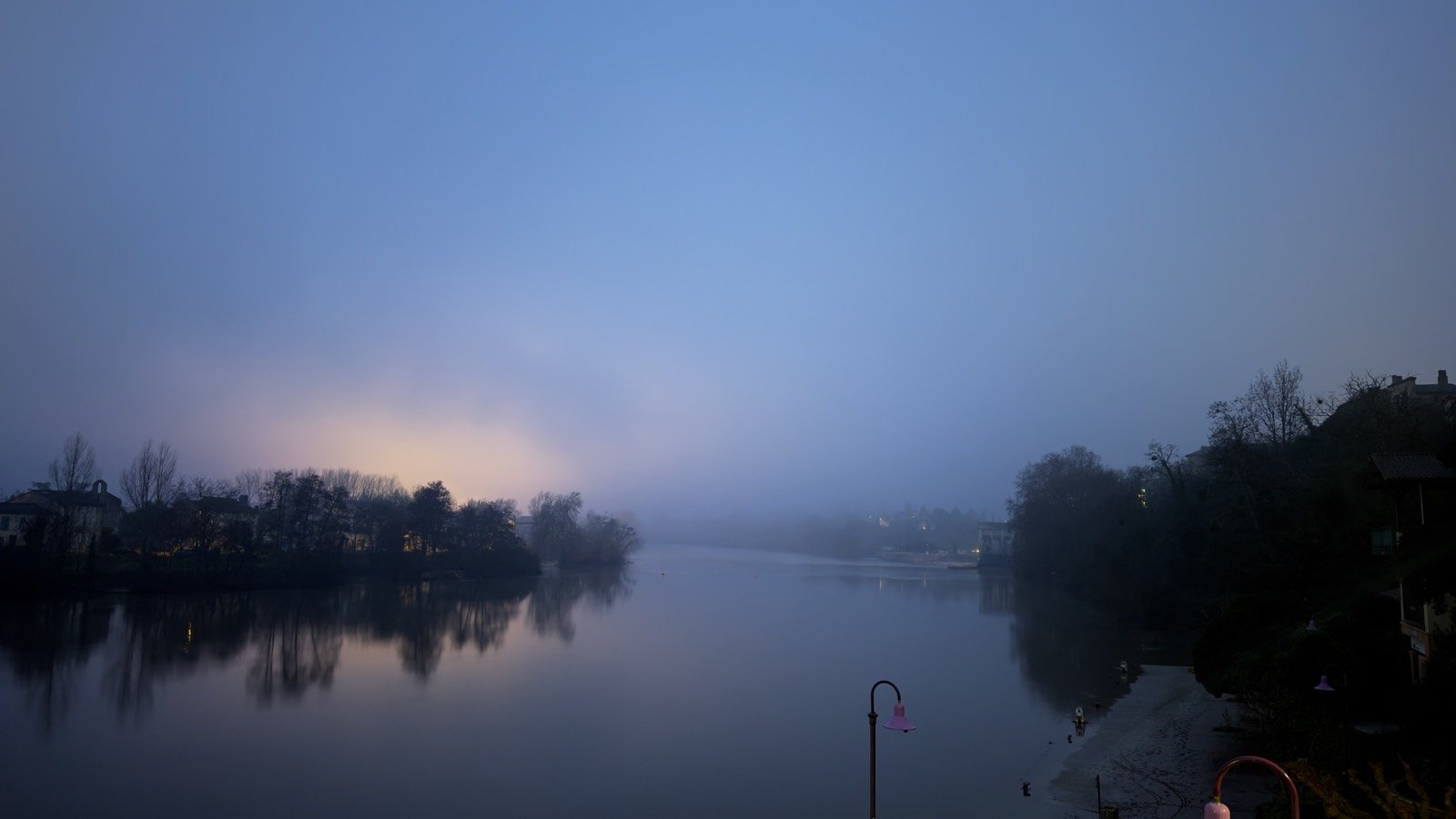 Le Lot le matin, plat comme une lame, avant les barques, avant la baignade.
