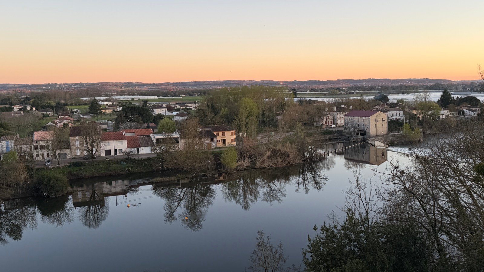 Le pont au soleil bas, le bronze du soir sur la pile de pierre.