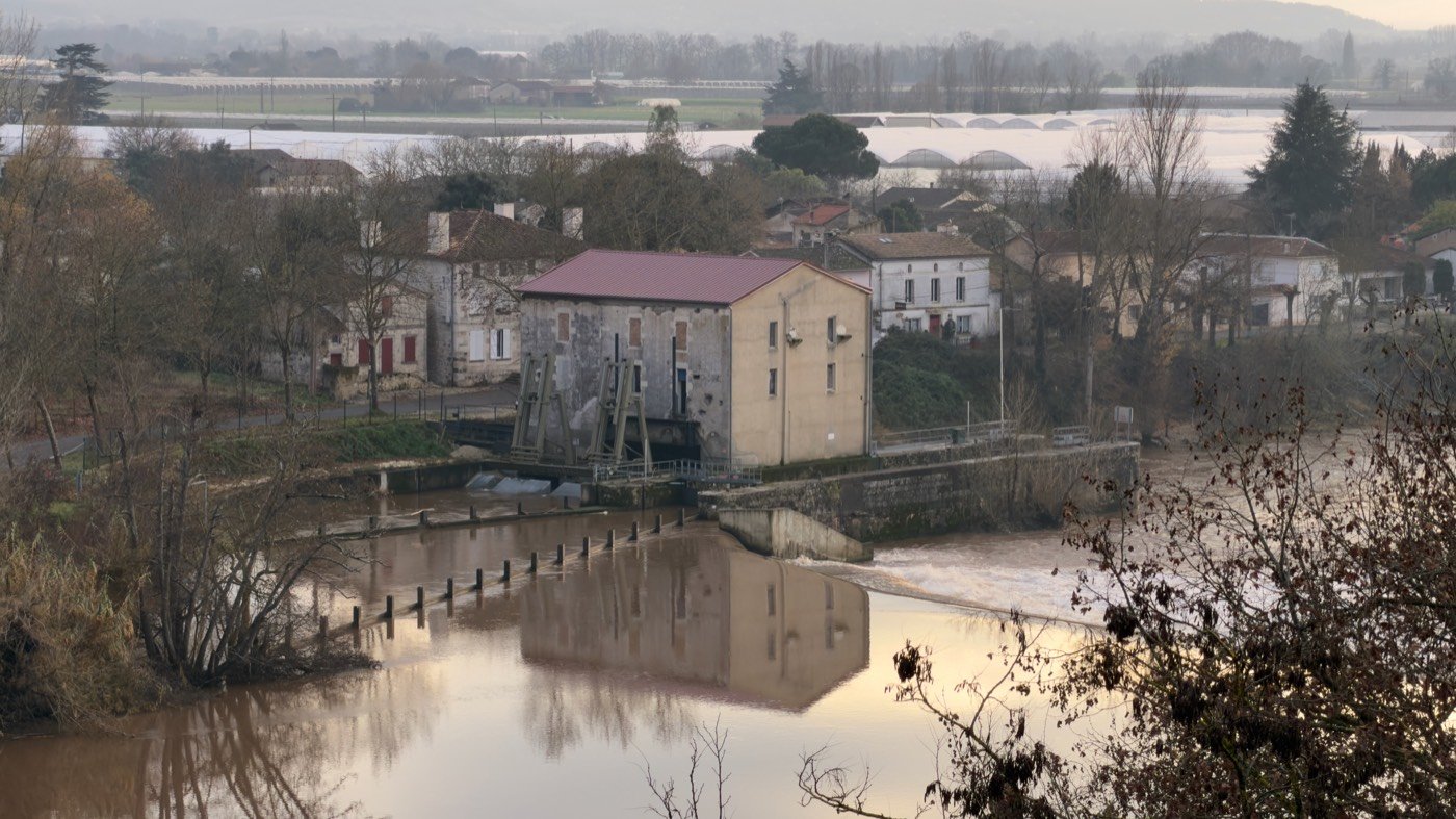 Le coteau habité, la dernière pente avant la berge.